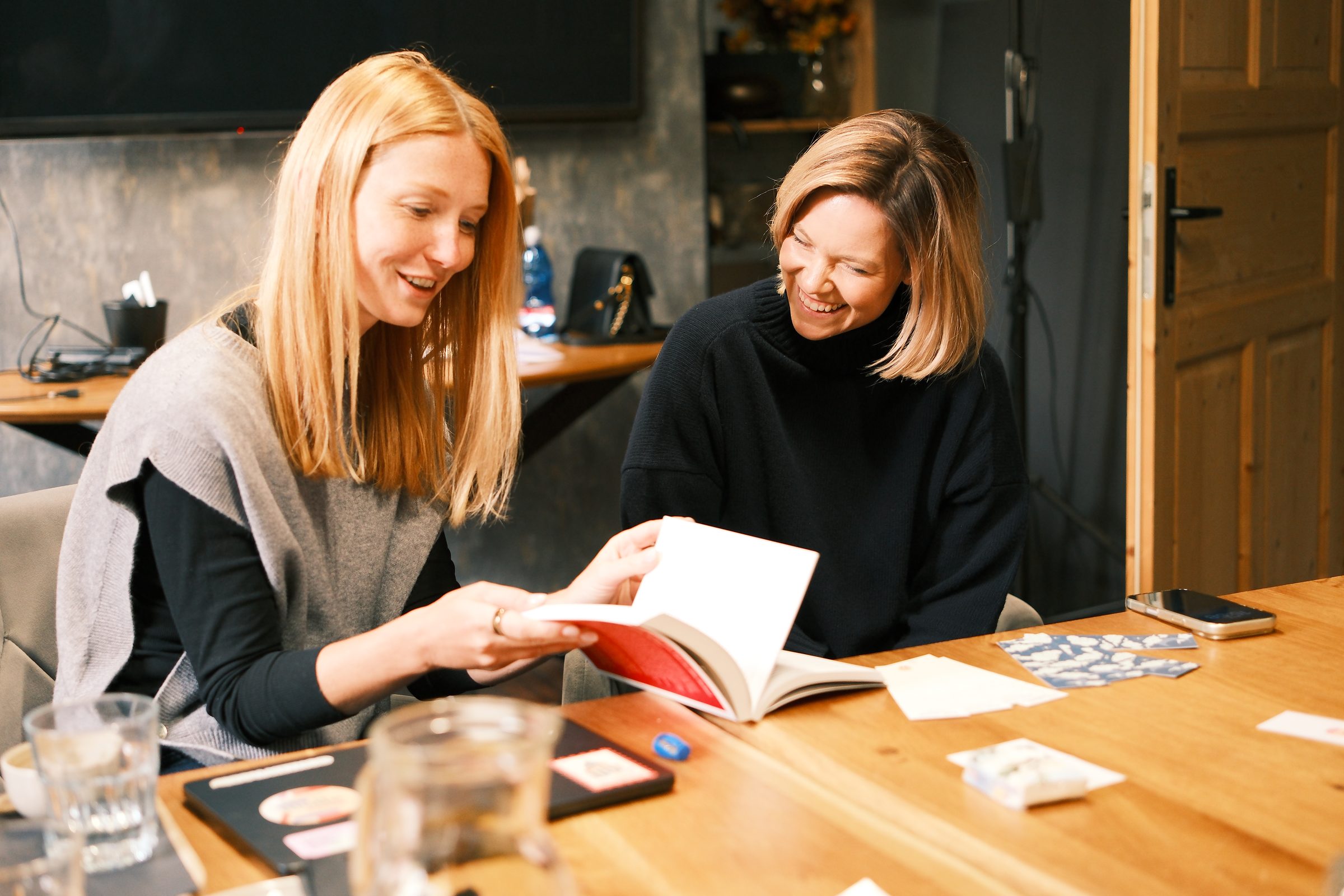 Petra Fritsch a Barbora Maroušková listují knihou na setkání Reading Lab